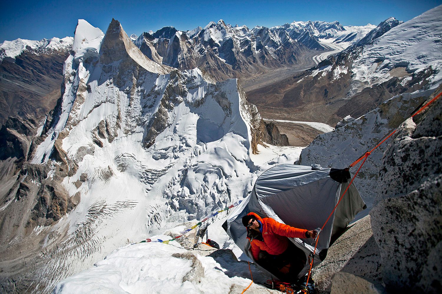 Renan Ozturk looking up the route from their highest portaledge camp (20,000ft).