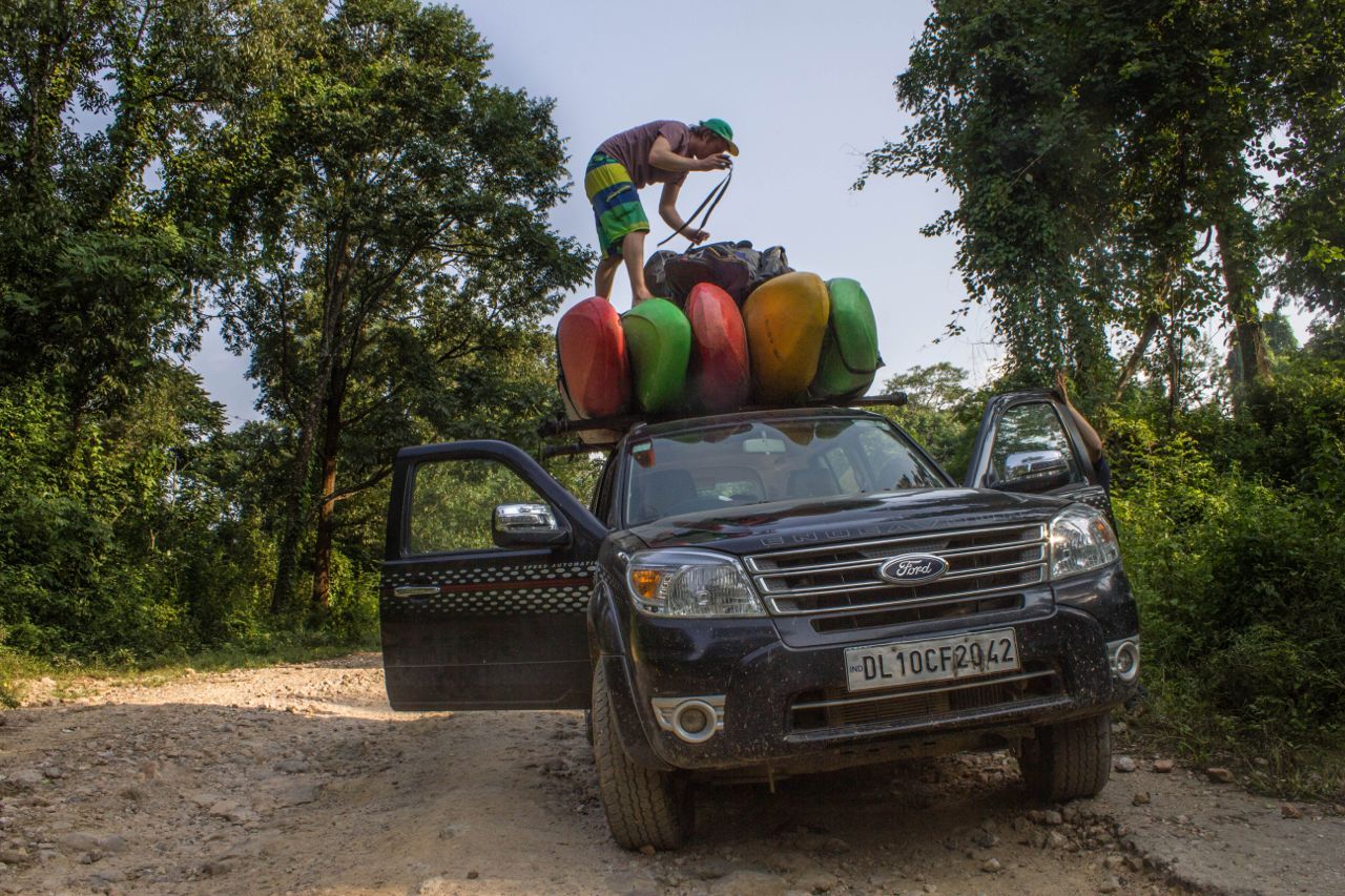 Retying the kayaks to the roof on the long road to the Kopili.